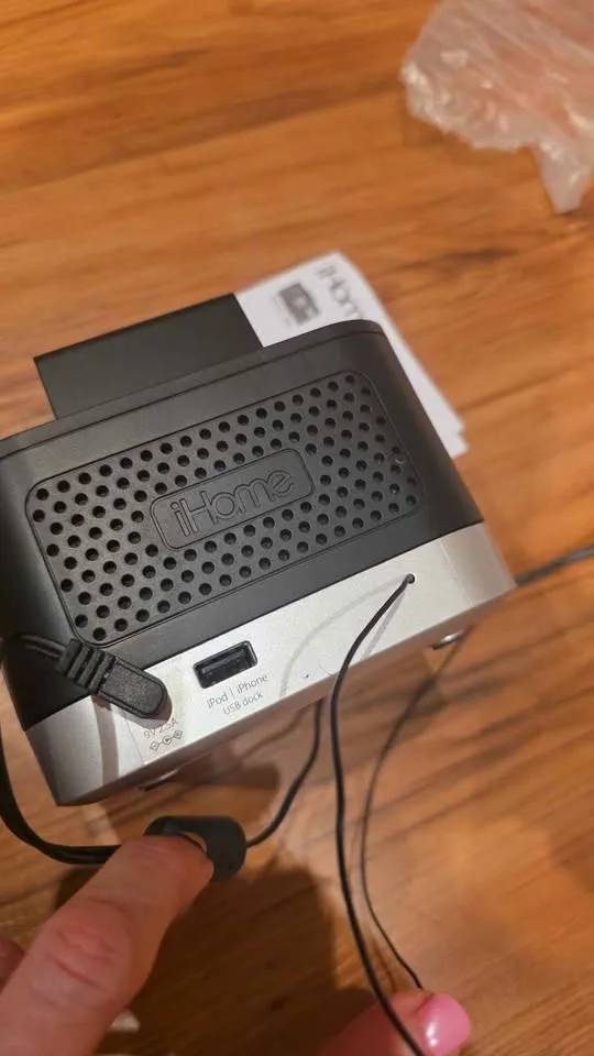 I home stereo alarm clock iPhone charger speaker radio image indicator(4)