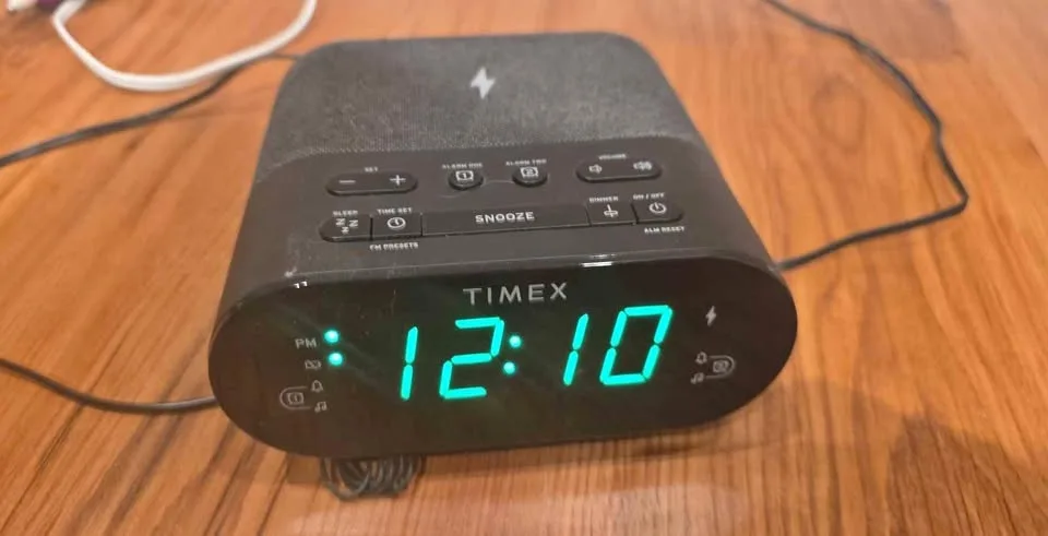 Alarm clock - has 2 alarm settings thumbnail