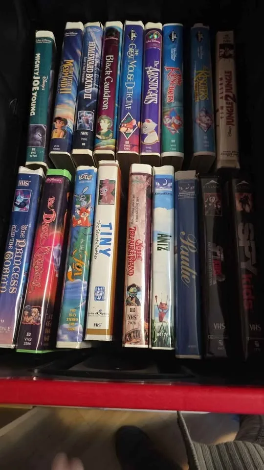 Children's vhs tapes- lots of different movies image indicator(2)