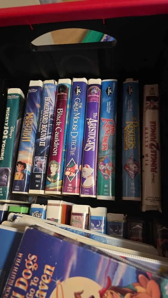 Children's vhs tapes- lots of different movies image indicator(4)