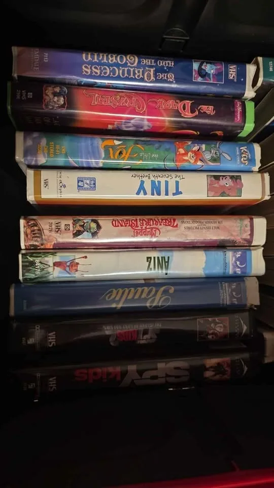 Children's vhs tapes- lots of different movies image indicator(5)