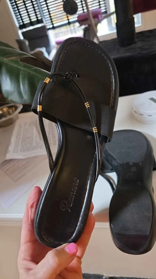 Ladies sz 8 sandals image indicator(3)