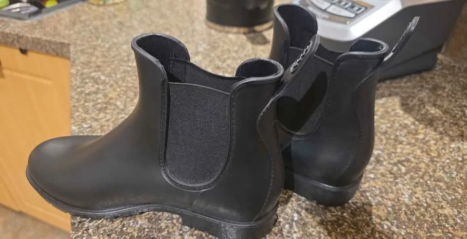 Ladies waterproof boots sz 7 New- never worn image indicator(4)