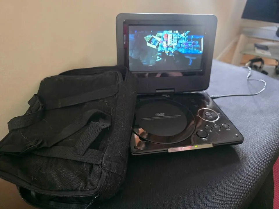 Portable dvd player with remote and carry bag, all cords   like image indicator(2)