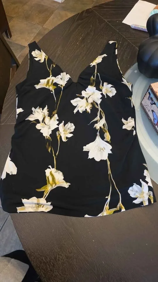 Le Chateau sz lg ladies dress shirt fully lined like new $15 image indicator(4)