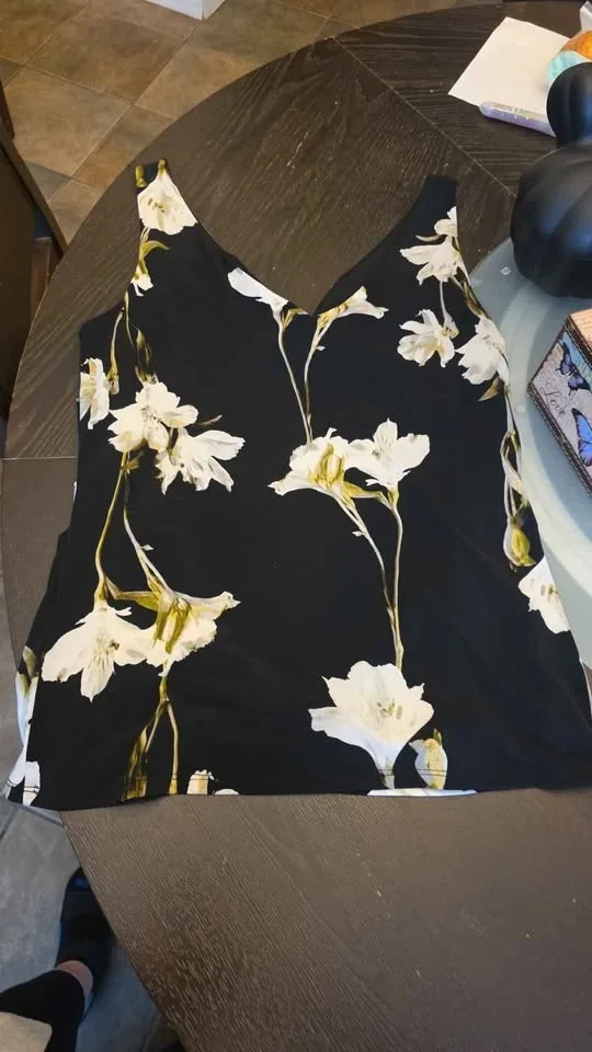 Le Chateau sz lg ladies dress shirt fully lined like new $15 image indicator(7)