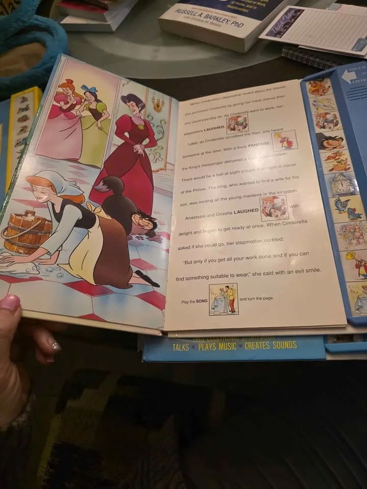 Disney's CINDERELLA Golden Sound Story Book image indicator(4)