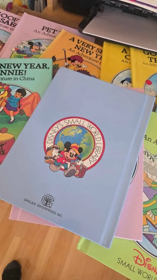 Disney's small world library- 10 hardcover books image indicator(2)