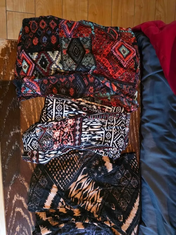 11 pairs of leggings sz small-med image indicator(3)