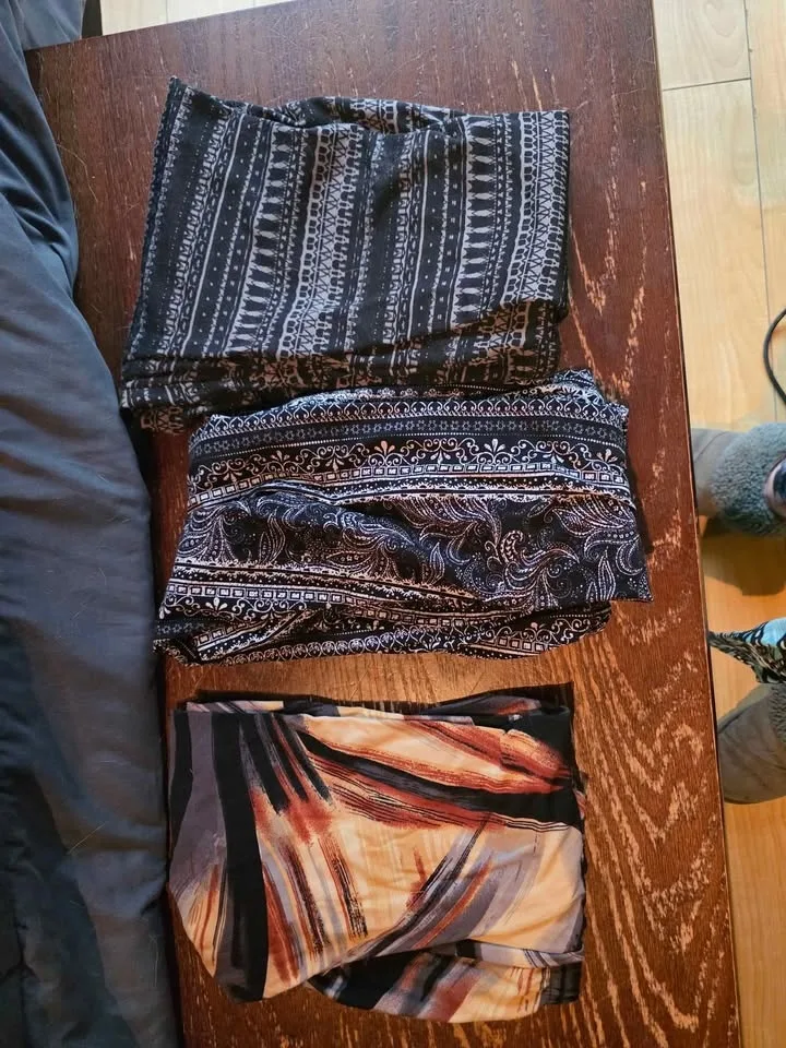 11 pairs of leggings sz small-med image indicator(5)