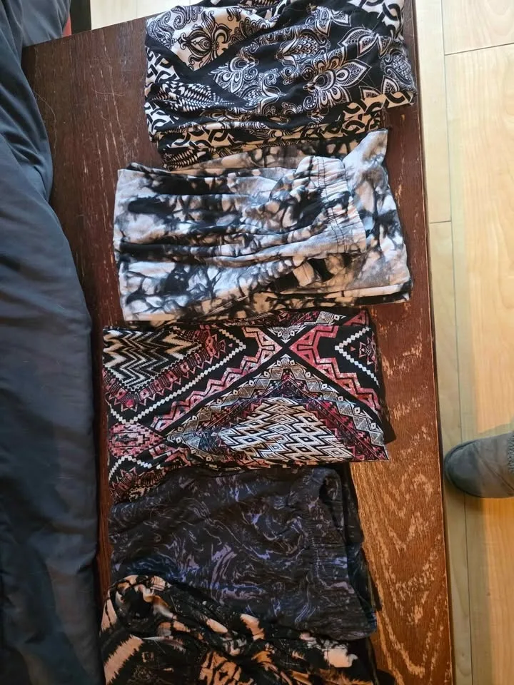 11 pairs of leggings sz small-med image indicator(6)