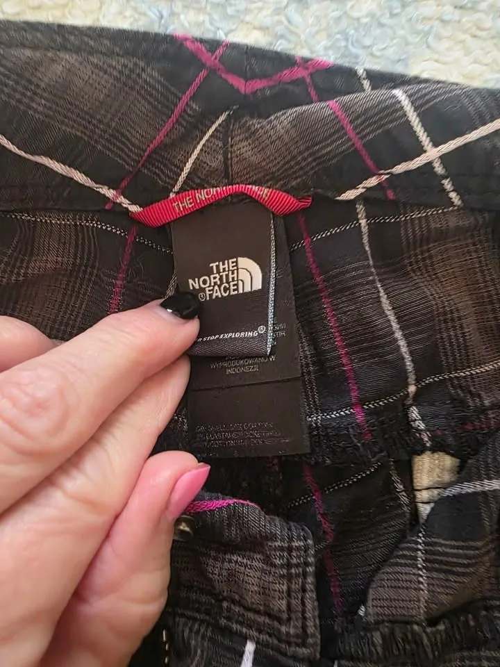 Sz 6 womens shorts The North Face image indicator(2)