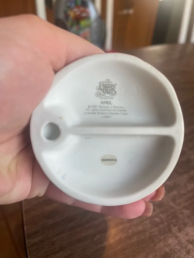 Presious Moments “April” Figurine image indicator(2)