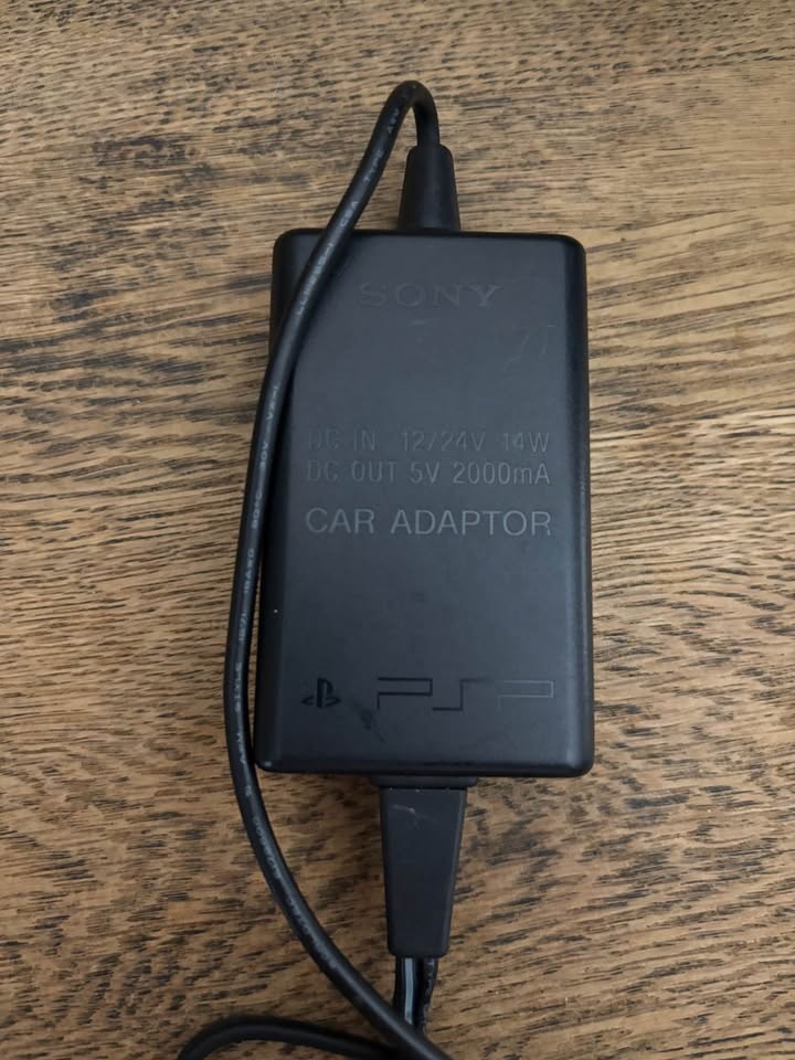 Sony PSP Car Adapter - photo 2