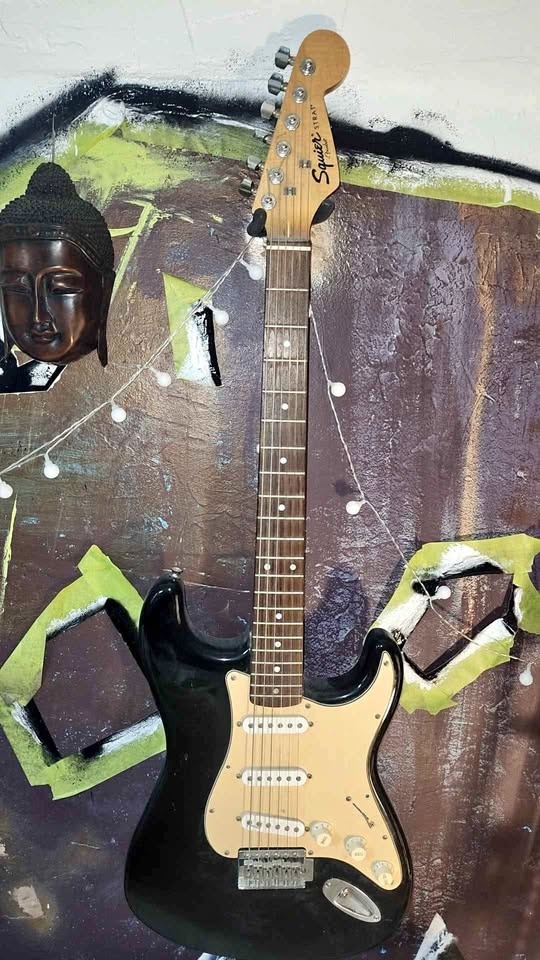 90s Fender Strat Guitar w/ Peavey Amp & Chord Book