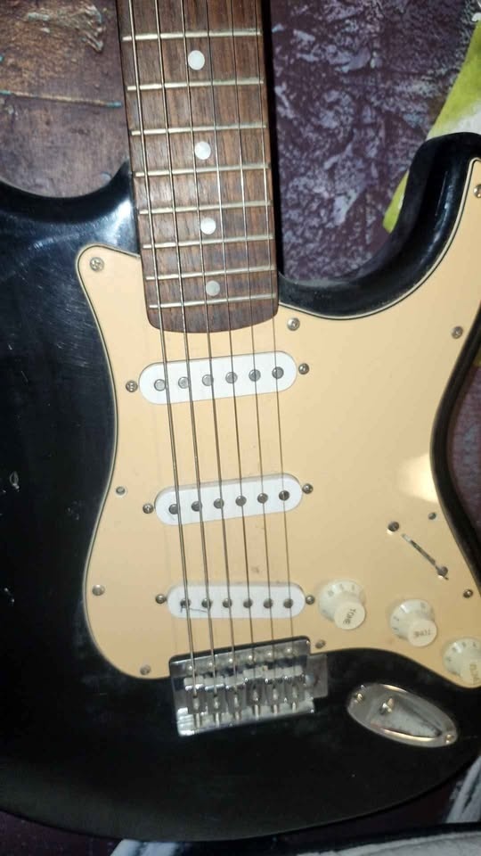 90s Fender Strat Guitar w/ Peavey Amp & Chord Book - photo 2