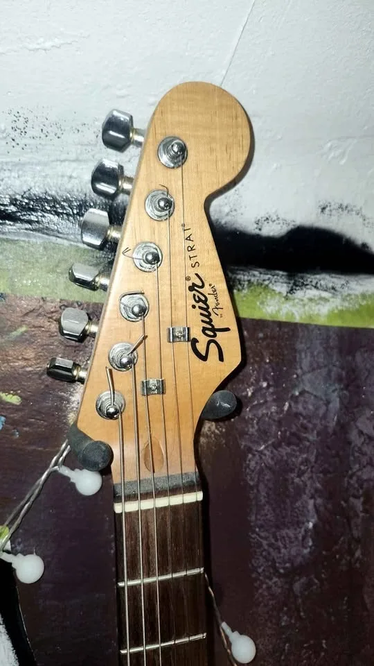 90s Fender Strat Guitar w/ Peavey Amp & Chord Book image indicator(3)