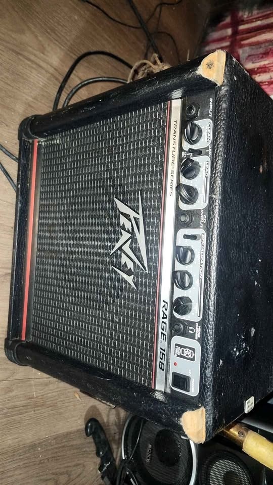 90s Fender Strat Guitar w/ Peavey Amp & Chord Book - photo 4