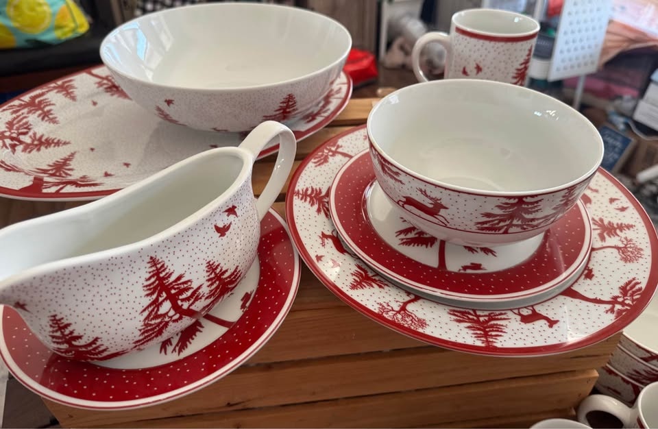 Red Christmas Tree Polka Dot 21-Piece Dinnerware Set - photo 2