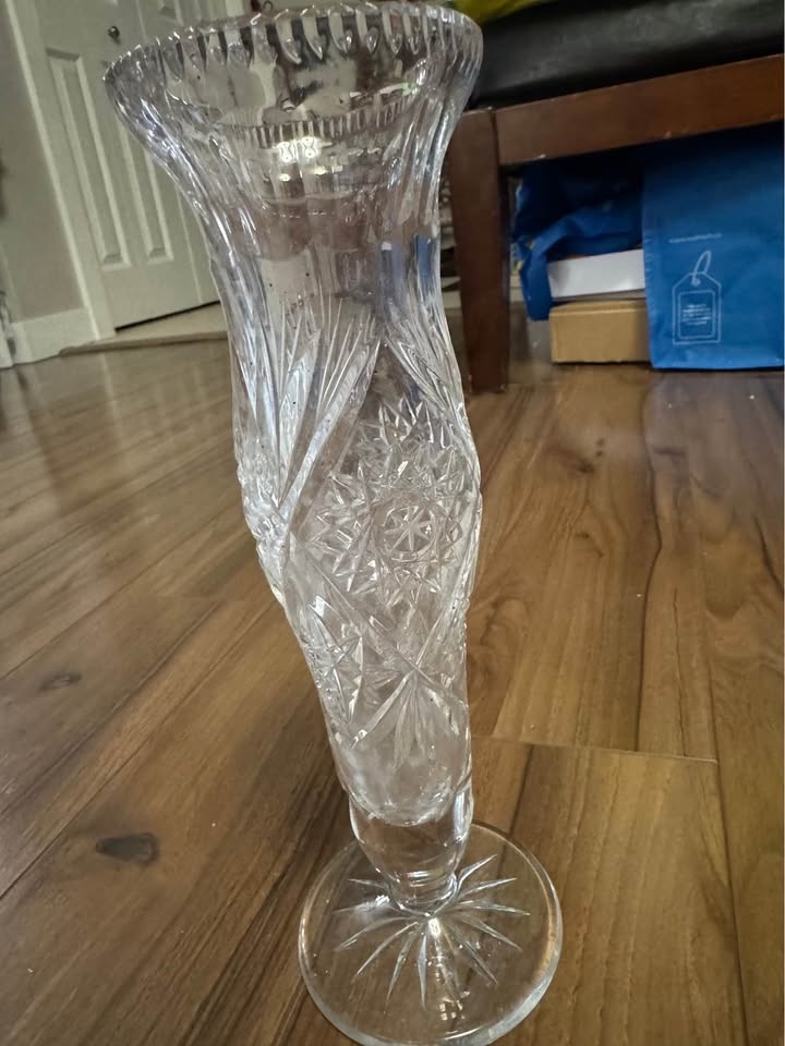 Real Crystal flower vase. No nicks or cracks, approx 10” tall - photo 2