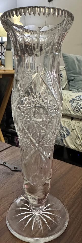 Real Crystal flower vase. No nicks or cracks, approx 10” tall - photo 3