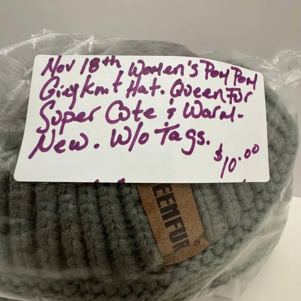 Women's Pom Pom Grey knit Hat "Queen Fur" image indicator(3)