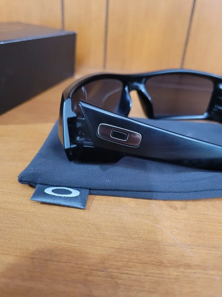 Oakley Authentic Gascan Black sunglasses. Preowned in nice condi image indicator(3)