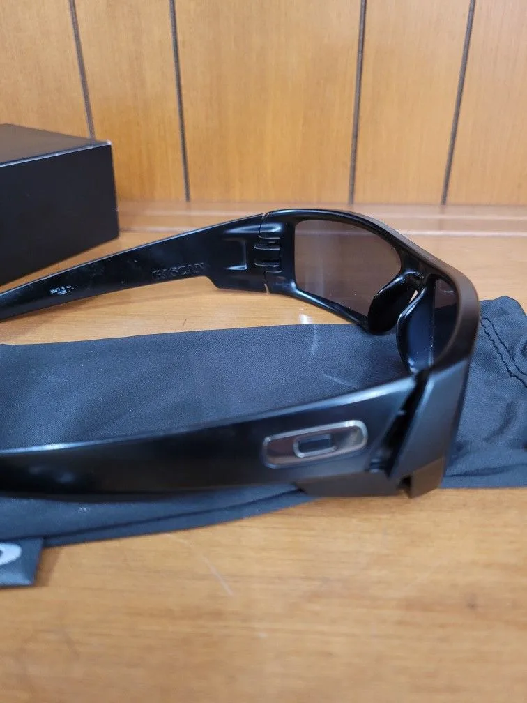 Oakley Authentic Gascan Black sunglasses. Preowned in nice condi image indicator(4)