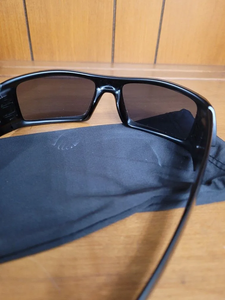 Oakley Authentic Gascan Black sunglasses. Preowned in nice condi image indicator(5)