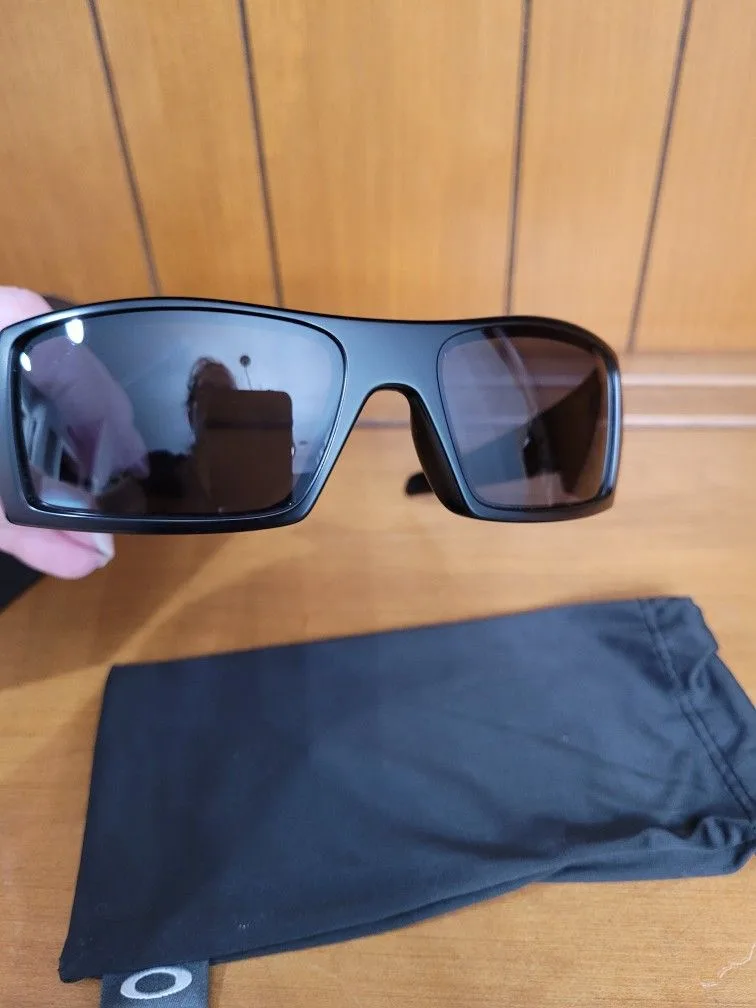 Oakley Authentic Gascan Black sunglasses. Preowned in nice condi image indicator(6)