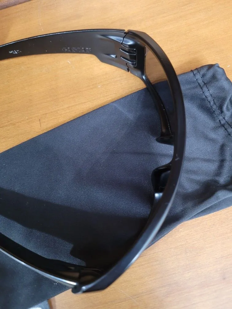 Oakley Authentic Gascan Black sunglasses. Preowned in nice condi image indicator(7)