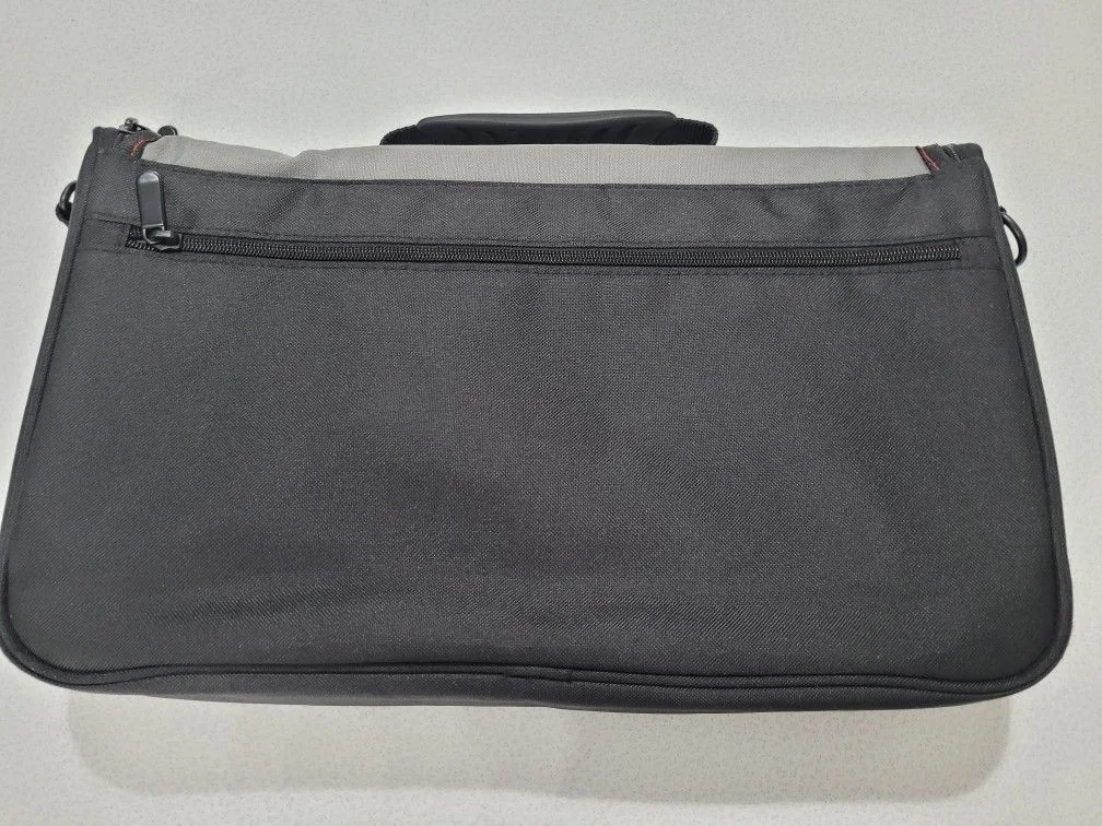 Nintendo Switch PowerA Everywhere Messenger Bag EUC image indicator(2)