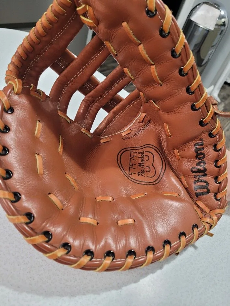 Wilson Baseball Softball First Base Mitt 12.5 Right Hand For Lef image indicator(2)