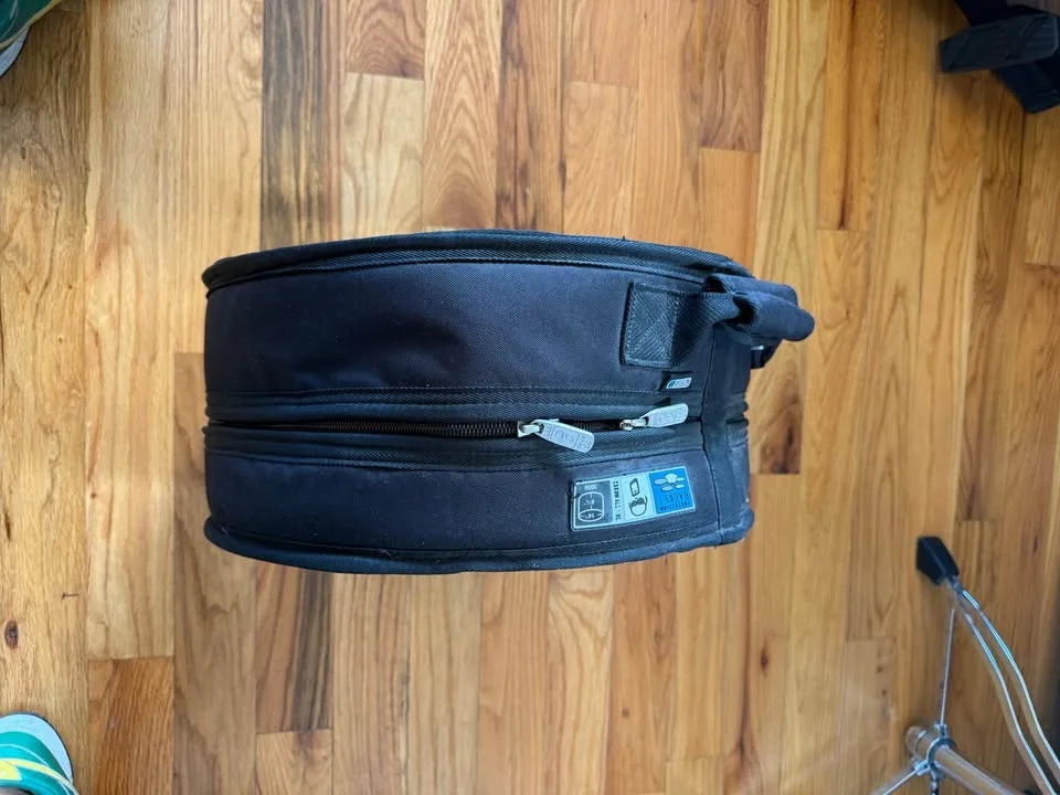 Pearl Travel Conga 11.75” Black Sparkle Natural Skin With Case image indicator(6)