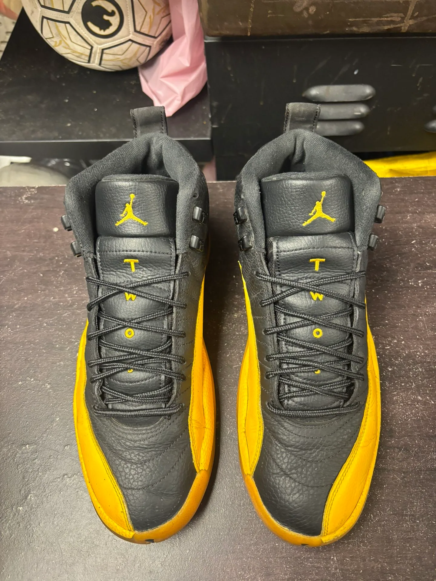Air Jordan 12 University Gold image indicator(2)