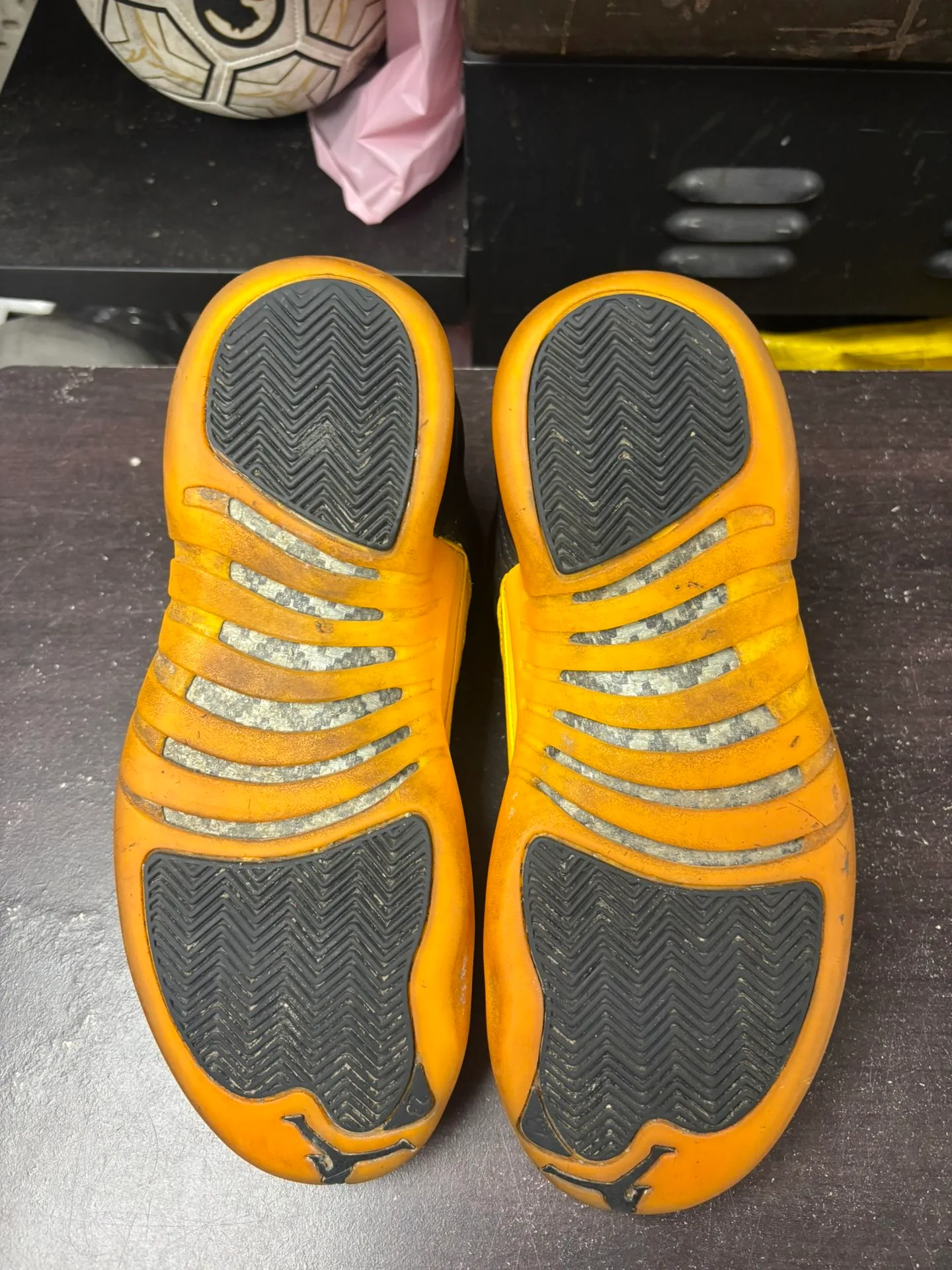 Air Jordan 12 University Gold image indicator(3)