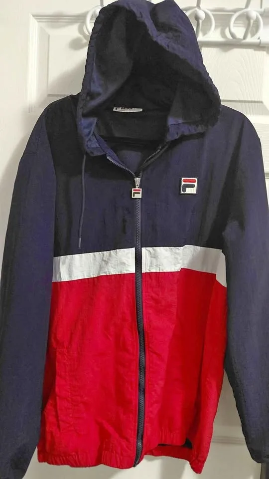Hoody Fila original colors in good condition, size Large.