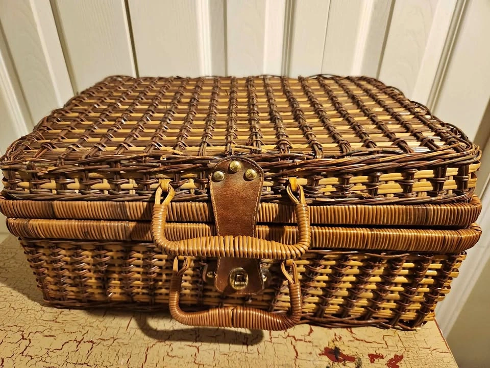 Vintage picnic basket set