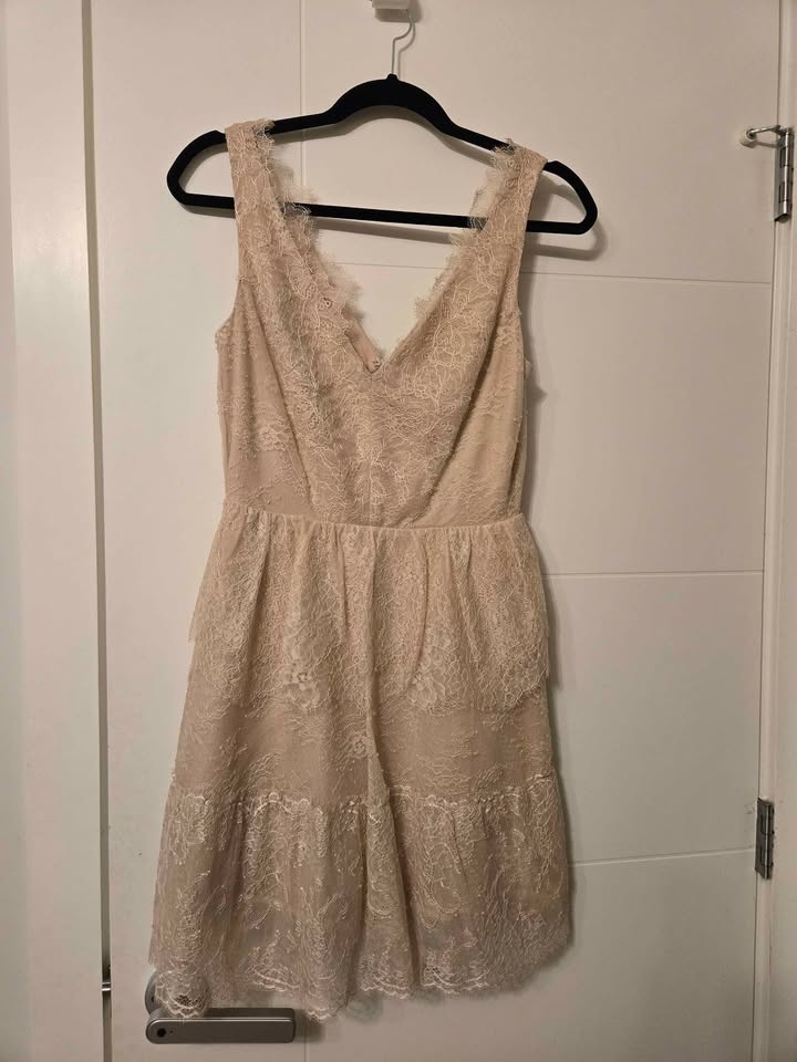 Beautiful lace dress womens size s