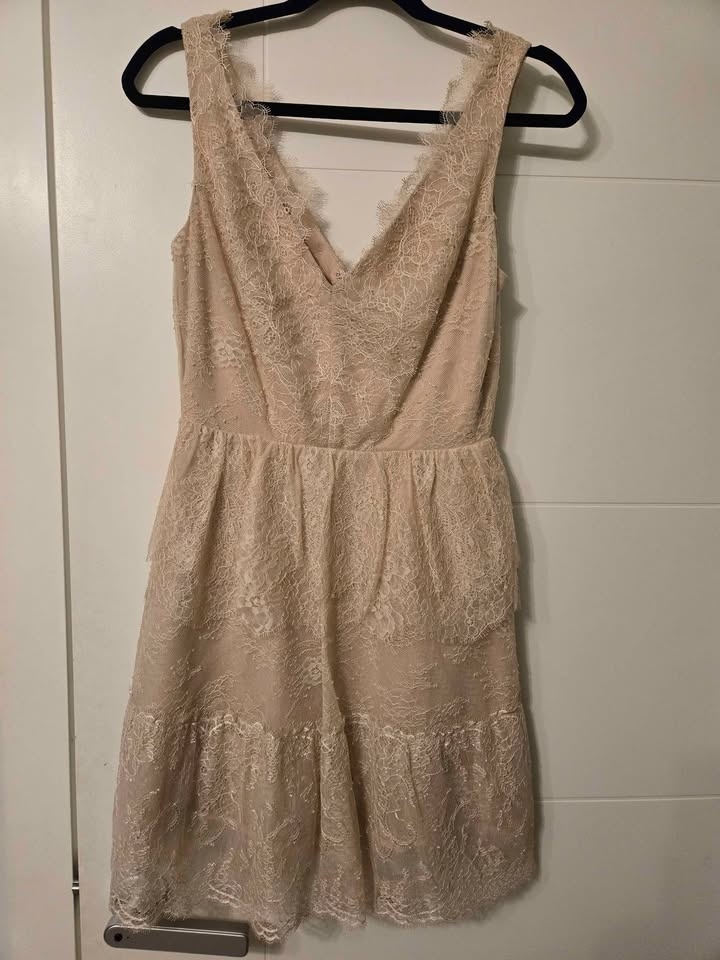 Beautiful lace dress womens size s - photo 2