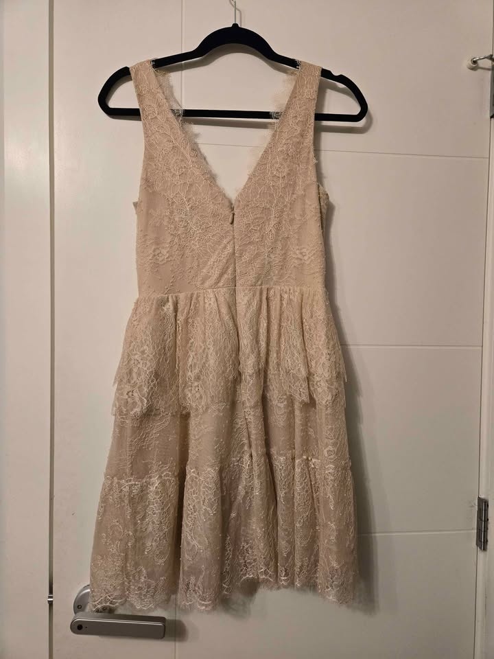 Beautiful lace dress womens size s - photo 4
