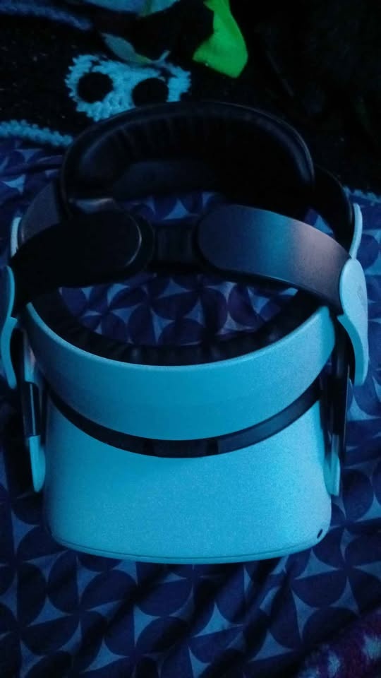 oculus quest 2 with headstrap and pro grips - photo 2