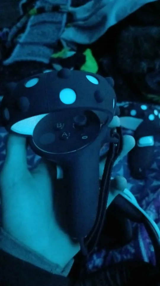 oculus quest 2 with headstrap and pro grips image indicator(4)