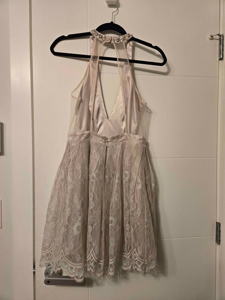 Stunning womens lace dress size 6 - photo 4