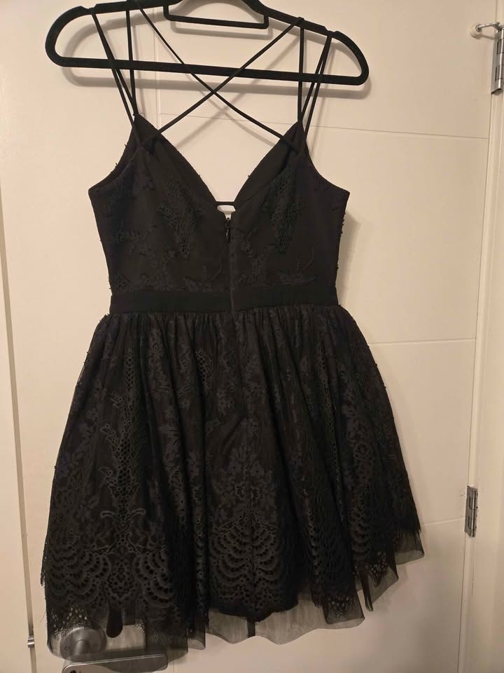 Beautiful womens lace dress size small - photo 2