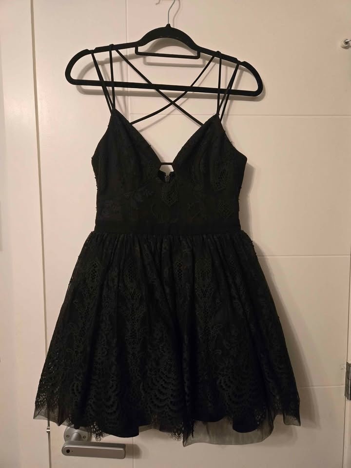 Beautiful womens lace dress size small - photo 3