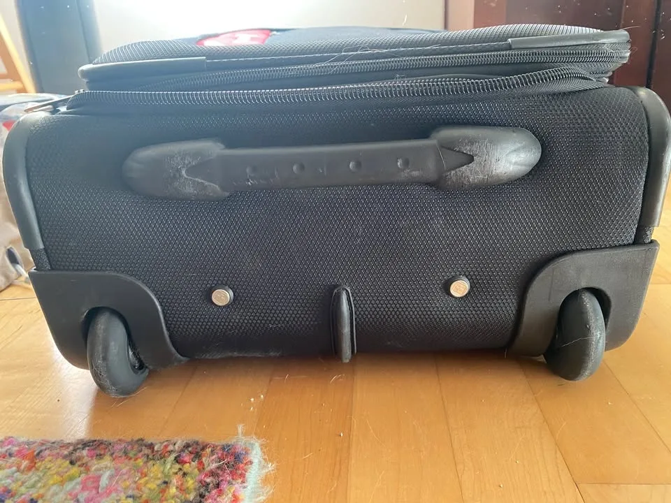 Swiss Gear Carry On Suitcase image indicator(3)
