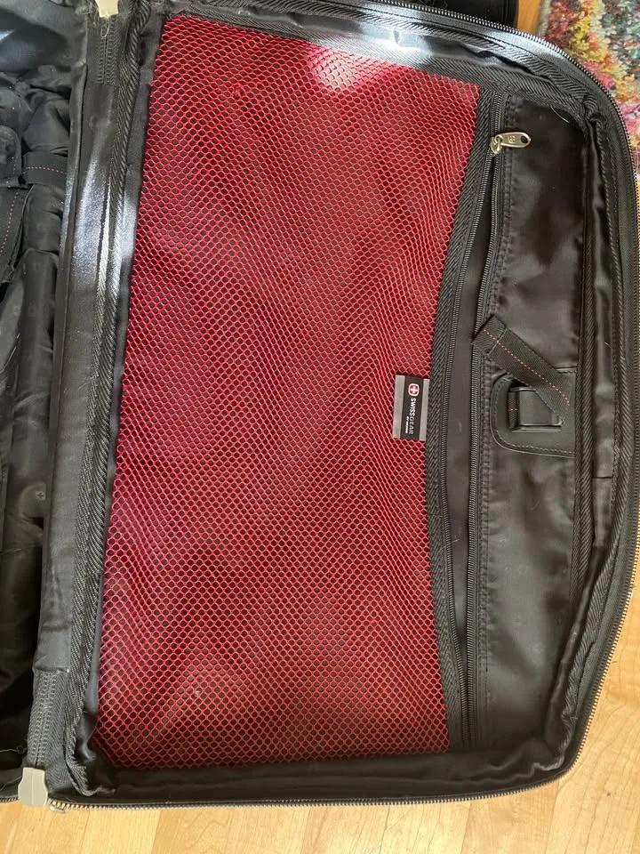 Swiss Gear Carry On Suitcase image indicator(4)