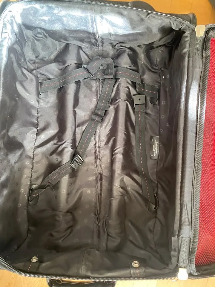 Swiss Gear Carry On Suitcase image indicator(5)