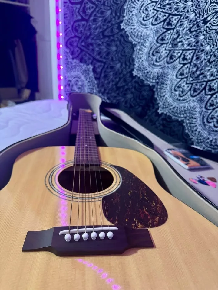 Yamaha Eterna Acoustic Guitar with Case & Strings image indicator(2)